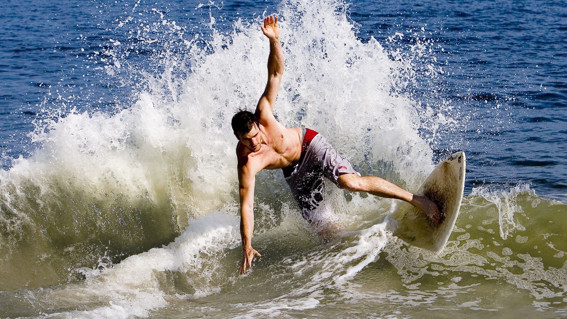 欧冠小组赛：费耶诺德4比3险胜马竞 鹿特丹球迷赛后在河边彻夜狂欢